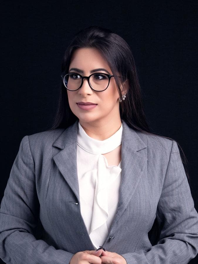 Portræt af en kvinde med briller og grå blazer (stockfoto, erstattes med Maria)
